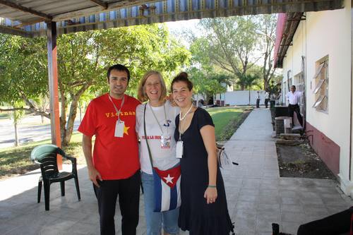 José Manzaneda, coordinador de Cubainformación, con Cindy Sheehan en el VII Coloquio Internacional por la Libertad de los Cinco y contra el Terrorismo